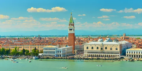 Gesamtansicht des Dogenpalastes und des Markusplatzes, Venedig, Italien © denis_333