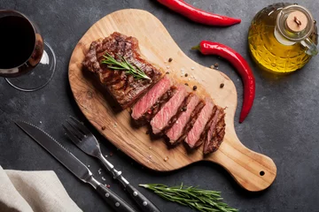 Photo sur Plexiglas Steakhouse Grilled striploin steak and wine