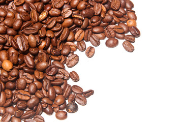 Kaffeebohnen isoliert auf weißem Hintergrund