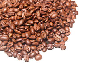 Kaffeebohnen isoliert auf weißem Hintergrund