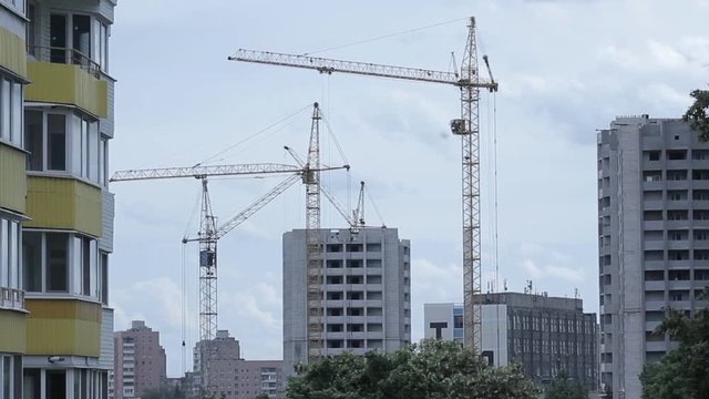 construction of a new house in the city with the help of a crane