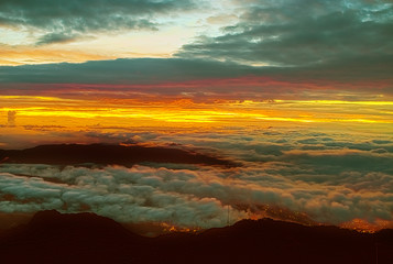 Fototapeta na wymiar Sunrise from volcano Baru in Panama.