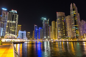 Naklejka premium Dubai marina at night