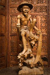 Obraz premium Wooden statue of the chinese fisherman