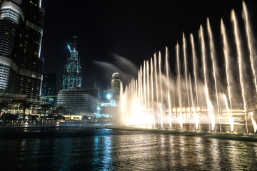 Naklejka premium Tańczące fontanny w Dubaju