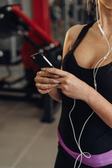 Blond listening to music at the gym