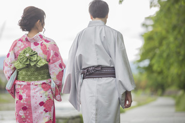 河原を散歩する男女