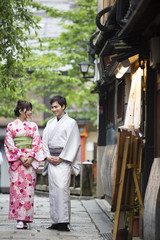 路地を散歩する着物姿のカップル