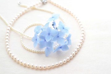 真珠と青い紫陽花
