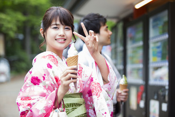 お店で買い物をするカップル