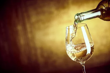 Abwaschbare Fototapete Wein Banner ofGießen eines Glases Weißwein aus einer Flasche