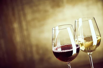 Fototapete Wein Weingläser mit Rot- und Weißwein nebeneinander