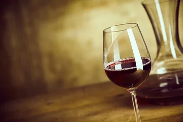 Papier Peint photo Vin Single glass of red wine alongside a decanter