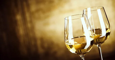 Deurstickers Wijn Banner van twee glazen witte wijn met kopieerruimte