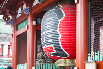 Fototapeta na wymiar Giant red lantern of Kaminari gate at Sensoji temple