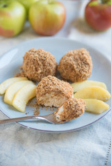 Topfenknödel mit Butterbrösel