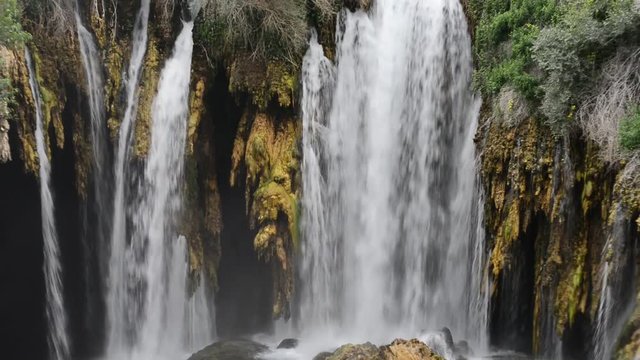 şelale sularının coşkusu