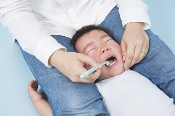 仕上げ磨きを泣いて嫌がる男の子