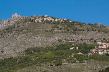 Fototapeta na wymiar Veduta panoramica di Rocca Calascio in estate