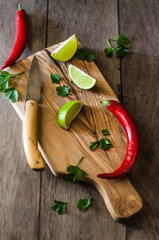 tagliere con peperoncini e lime