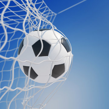 Fußball im Netz vom Tor vor Himmel