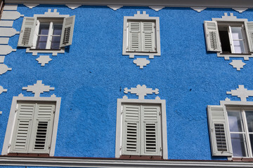 weißes fenster mit blauem hintergrund