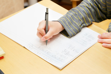 数学を勉強する中学生