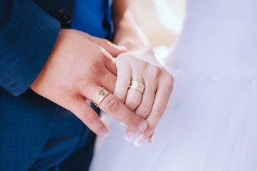 Obraz na płótnie Canvas Hand of the groom and bride