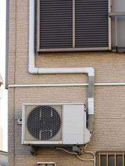 壁面に設置された室外機