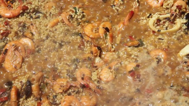 Paella soltando vapor al cocer
