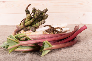 Grüner und weißer Spargel vor Holzhintergrund