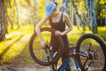 Obraz premium Girl repair her bicycle