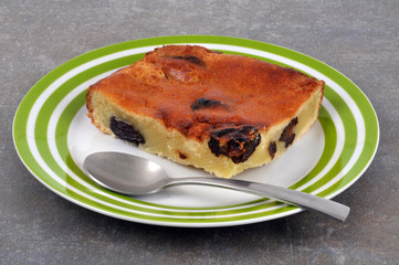 Far aux pruneaux dans une assiette