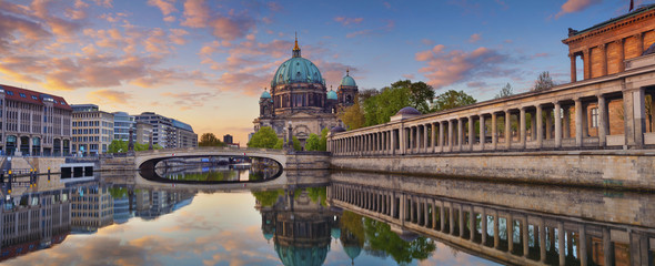 Berlijn. Panoramisch beeld van de kathedraal van Berlijn en het museumeiland in Berlijn tijdens zonsopgang.