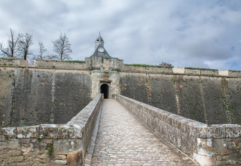 Blaye. Porte Dauphine de la citadelle sous ciel couvert, Gironde, France