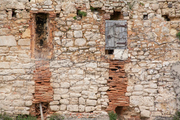 Fototapeta na wymiar Blaye. Très vieux murs dans la citadelle. Gironde. France