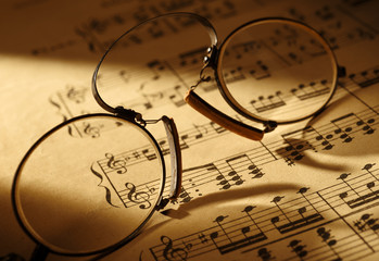 spectacles on music sheet