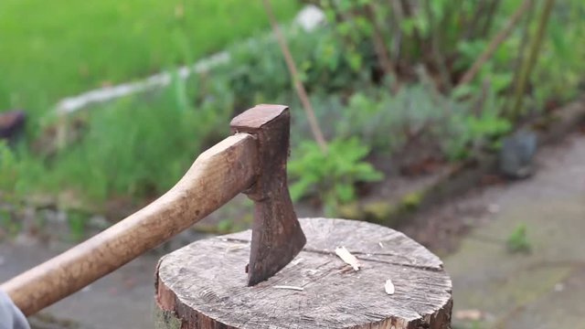 Holzhacken im Garten