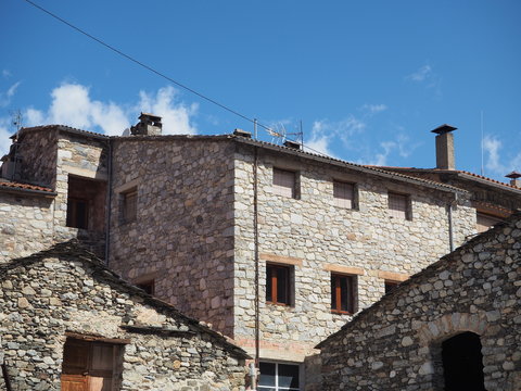 Paisaje urbano de las fachadas de piedra en el pueblo de Setcases Girona Catalu&ntilde;a , viajando por Espa&ntilde;a en primavera de 2016
