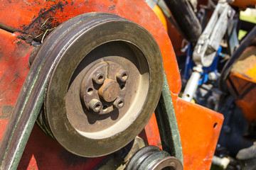 particolare di un trattore per falciare l'erba