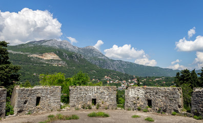 Fototapeta na wymiar Руины старой крепости Шпаньола в Херцег-Нови, Черногория, 2016