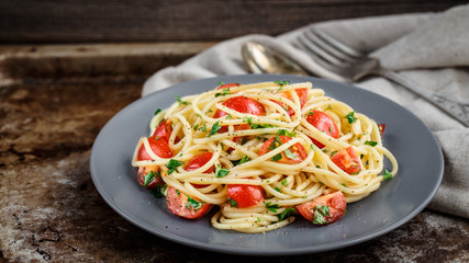 Pasta with cherry tomatoes and parsley