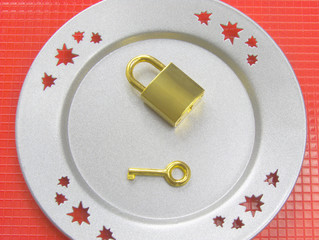 Schloss mit Schlüssel auf dem Teller