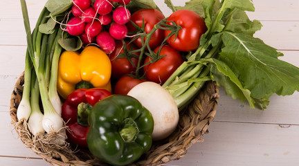 Gemüse, Paprika, Tomate, Mairübchen, Gurke und Radieschen dekoriert