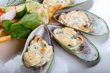 Baked mussels in cream sauce