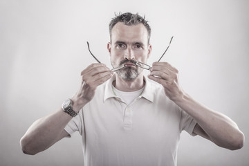 Kurzsichtiger Mann mit zerbrochener Designerbrille