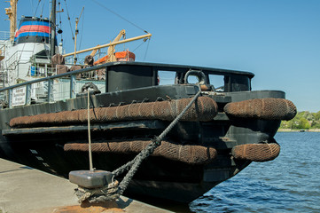 Schiff im Hafen an Poller vertaut, Schiff im Hafen angelegt