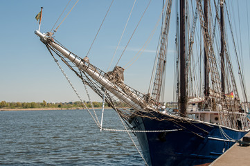 segelboot im Hafen angelegt, Bug eines Segelschiffes