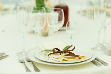 Wedding guest table setting with fresh flowers in brown tones