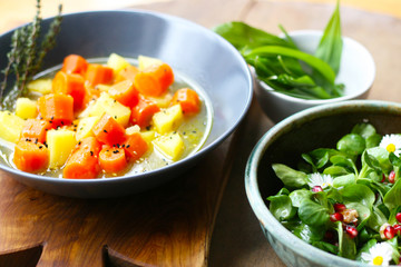 Mittagessen - Möhrenkartoffelsuppe mit Feldsalat mit Gänseblümchen, Grantatapfel und Walnüssen, Bärlauch und eßbare Blüten im Frühjahr, Möhrensuppe und Salat, vegetarisch, vegan, veggi